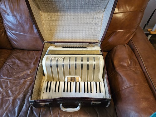 Hohner arietta accordion - hohner,