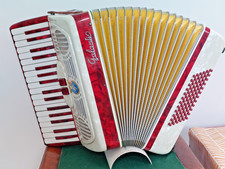 Galanti 72 bass accordion in