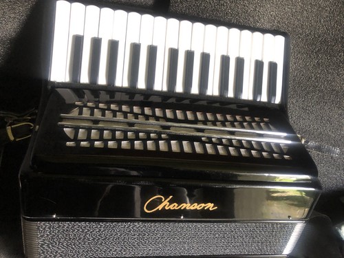 Accordion chanson bass in - chanson,